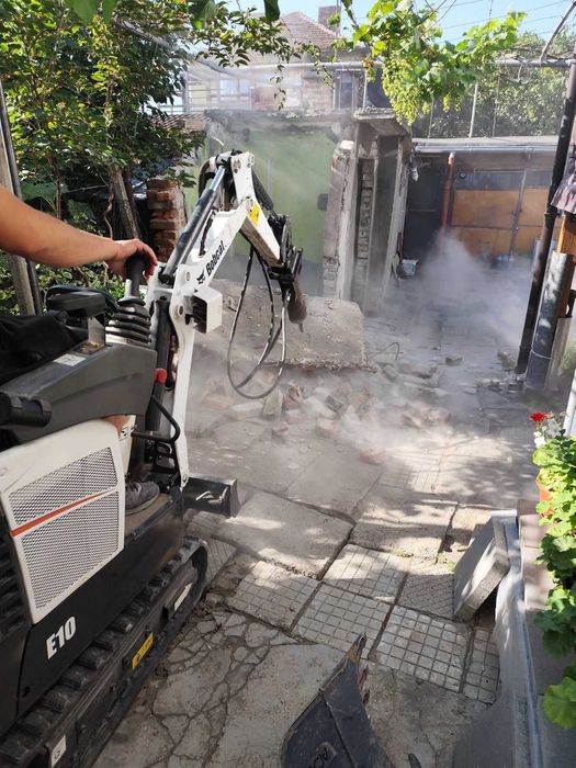 Мини Багер с хидравличен чук