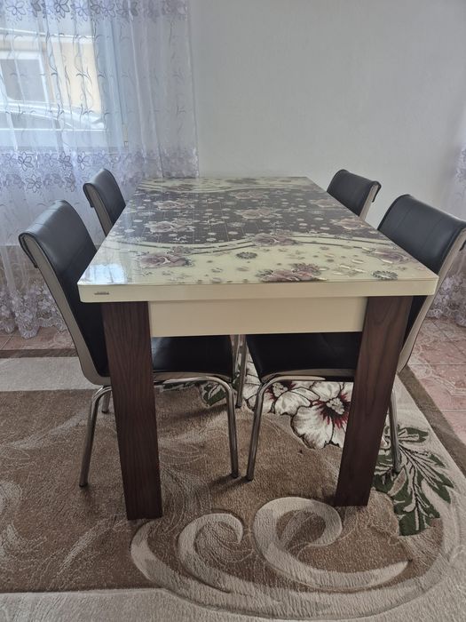 Vand masă și 6 scaune de sticlă în stare foarte bună