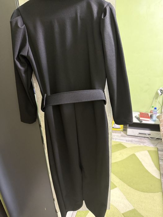 Черна рокля до коляното