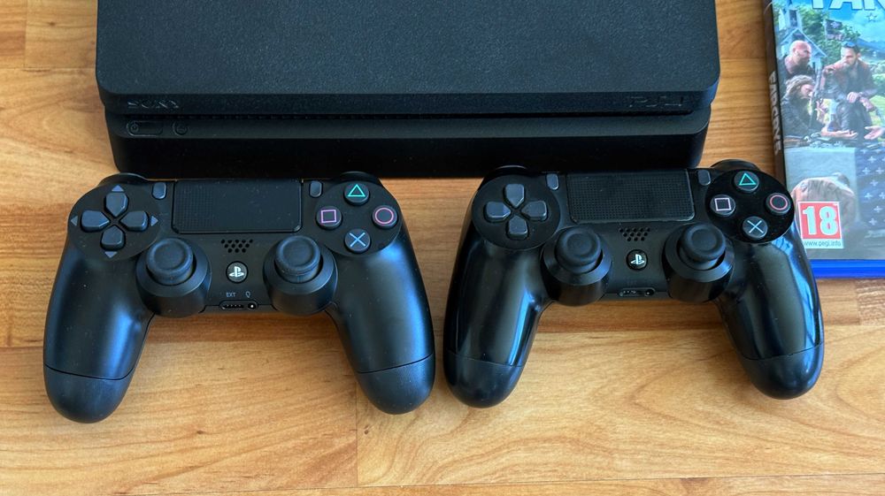 [ PS4 > 1000GB PlayStation 4 Slim с 2 джойстика и 4 игри