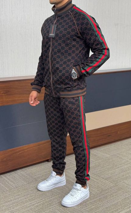 Vand treninguri gucci și Burberry
