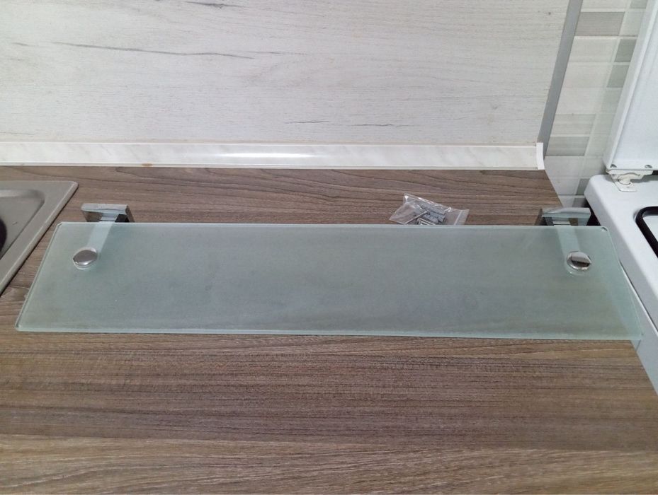 Стъклена етажерка за баня