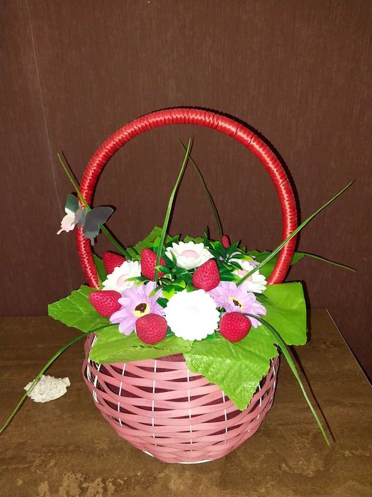 Корзина Цветов из Мыла с Милым Игрушкой мягкой кошечкой