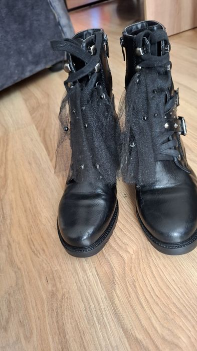 Черни боти с тюл