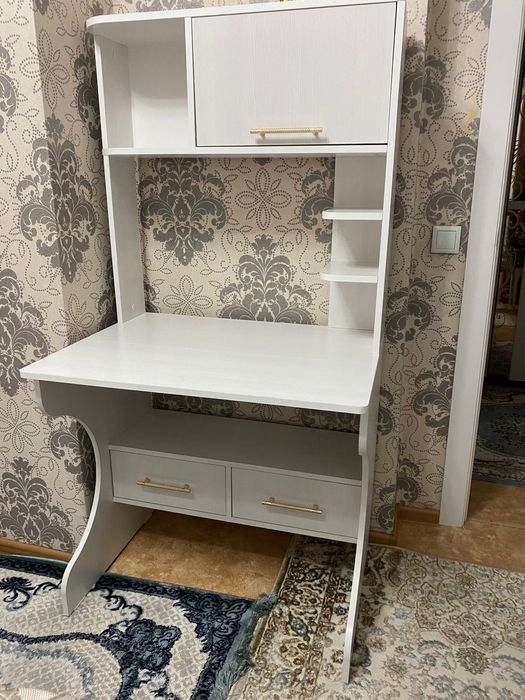 Продам школьный письменный стол