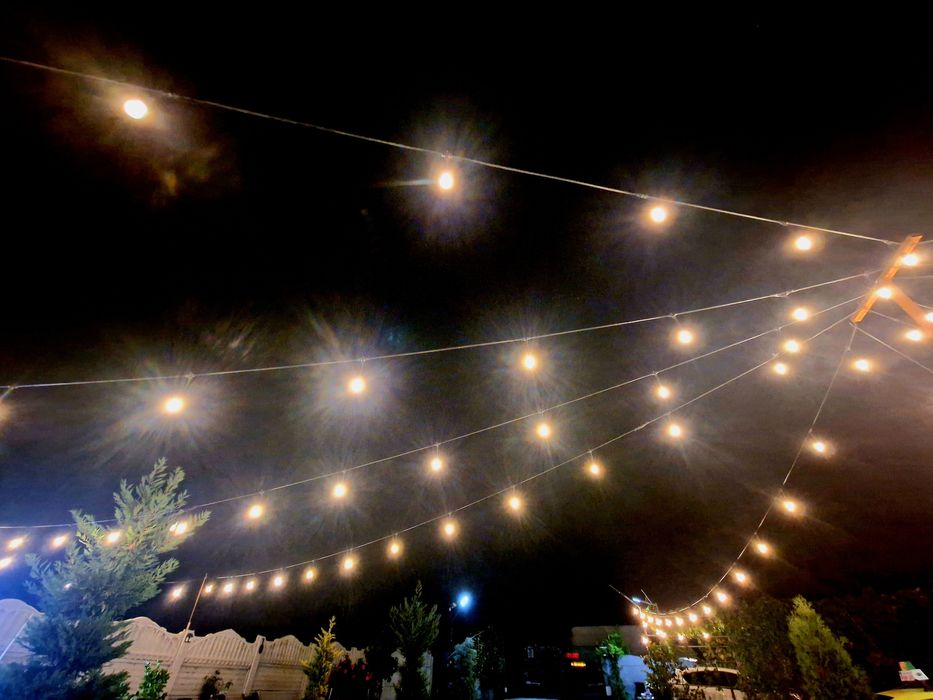 Ghirlanda cu becuri pe curent