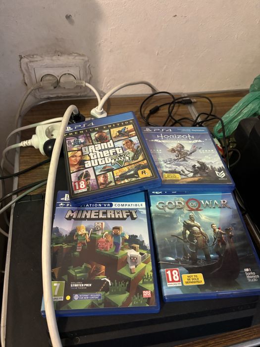 Playstation 4 със два джойстика и 9 бр. Игри