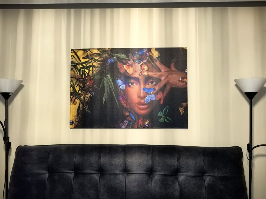 Картина с жена украсена с цветя и пеперуди