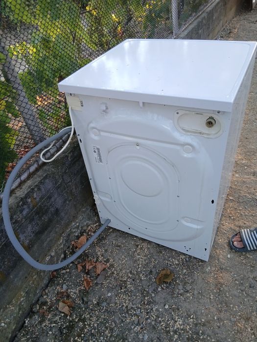 Se dezmembrează mașină de spălat Indesit de 8 kg