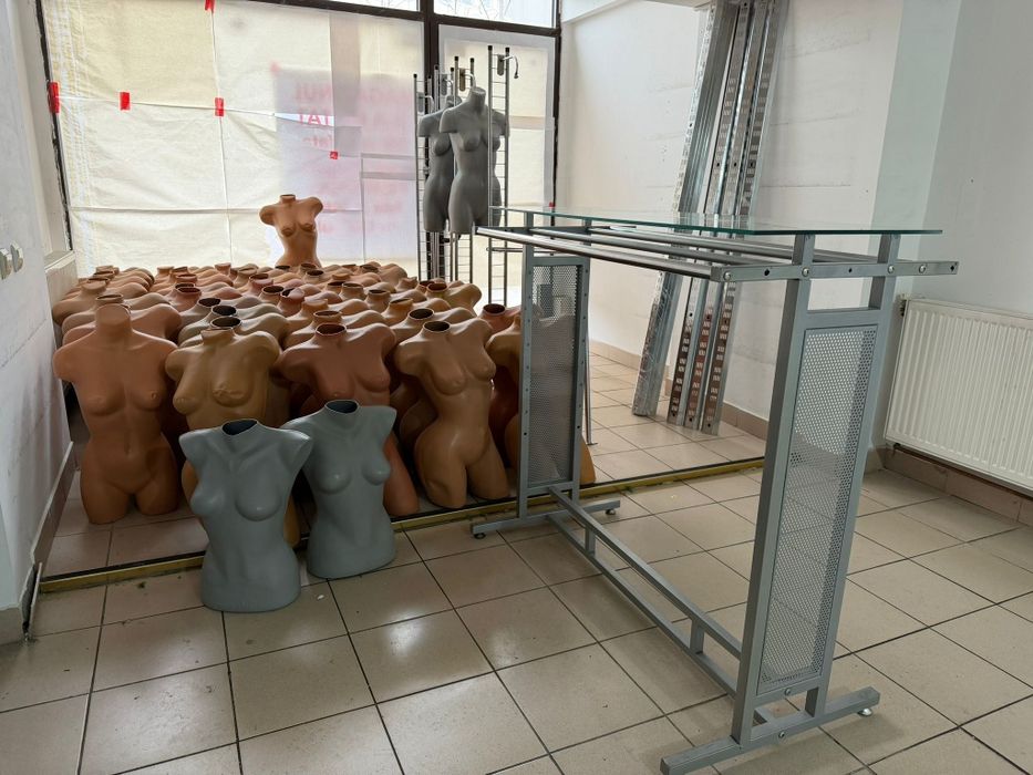 Stendere expunere haine, Busturi, Șine