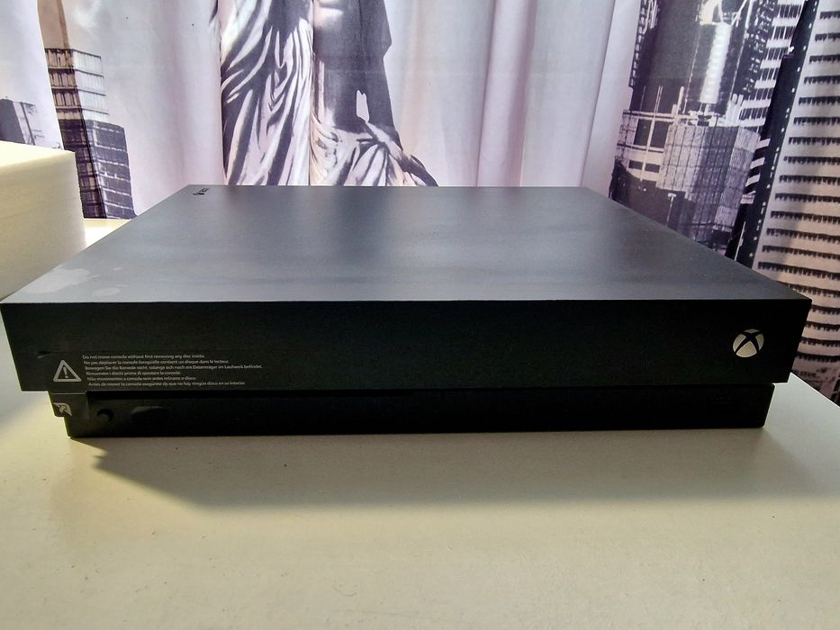 Xbox One X 1TB Negru – Stare Foarte Bună, Folosit Ocazional