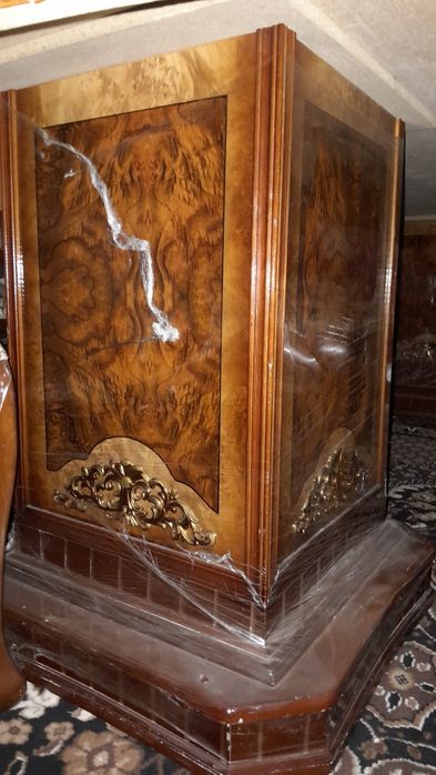 Гостинный стол и стулья в отличном состоянии