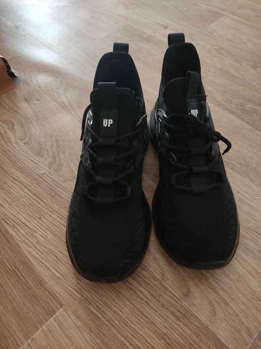 Продам кроссовки