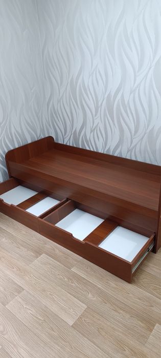 Кровать без матраса