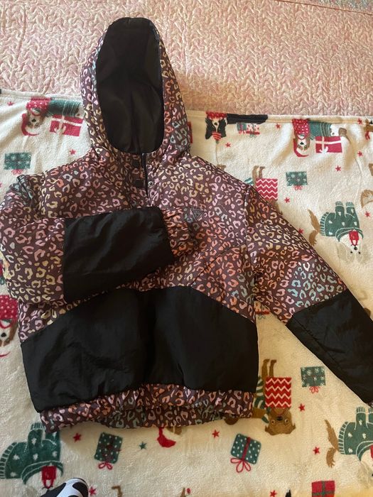 Якенце на марката Guess