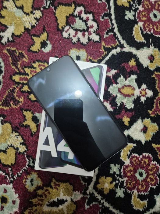 Продам телефон Самсунг А40