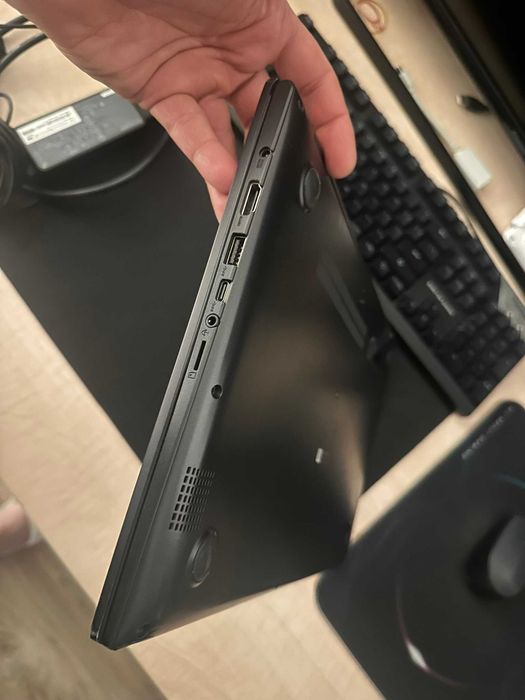 asus vivobook i3 fata spate lateral deosebit frumos elegant cochet