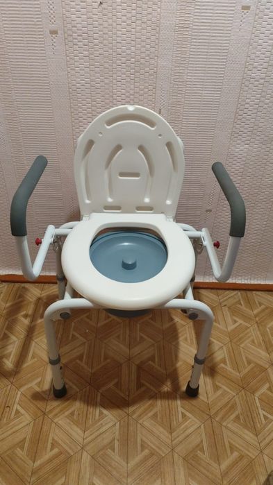 Кресло туалет для людей с ограниченными возможностями