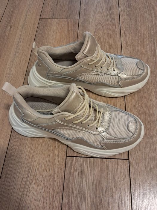 Дамски спортни обувки