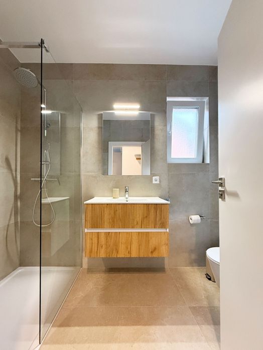 Vand apartament 2 camere complet mobilat, etaj 1, cu loc de parcare