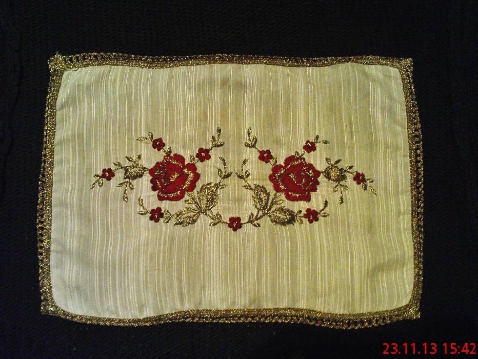 Карета плетени на една кука и бродирани