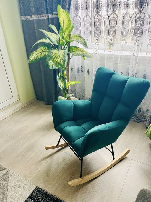 Fotoliu balansoar ca nou cu material catifelat si cadru metalic