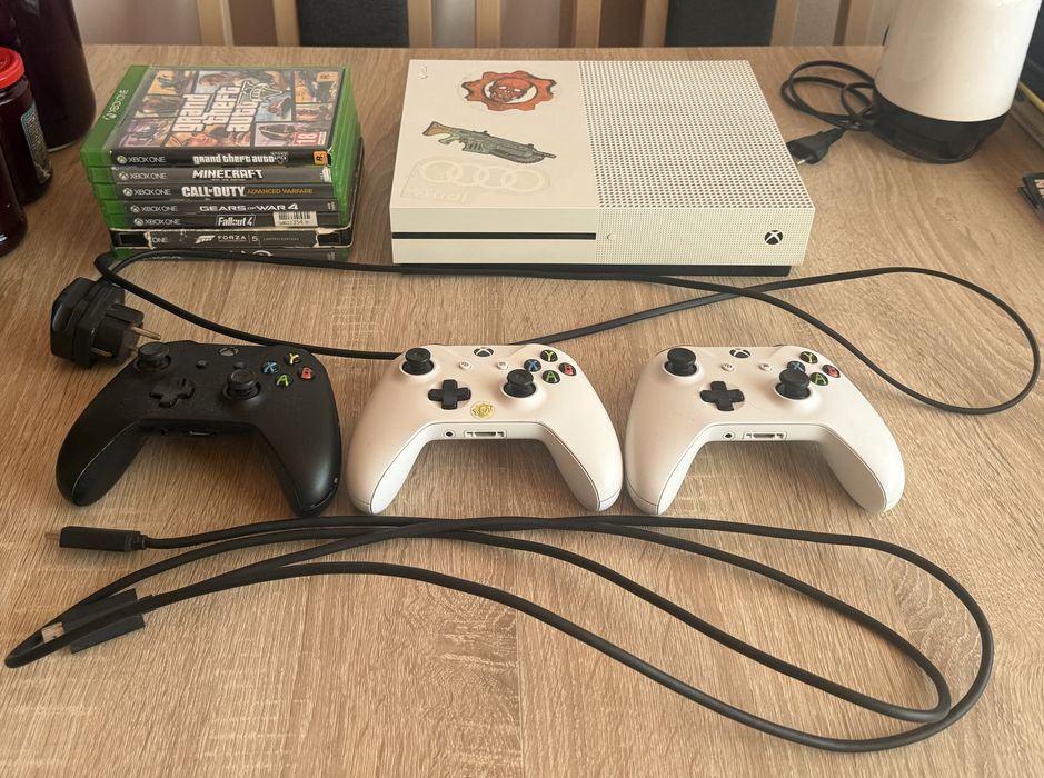 Vând Xbox One S 500GB,functioneaza foarte bine+7 jocuri și 3 controllere