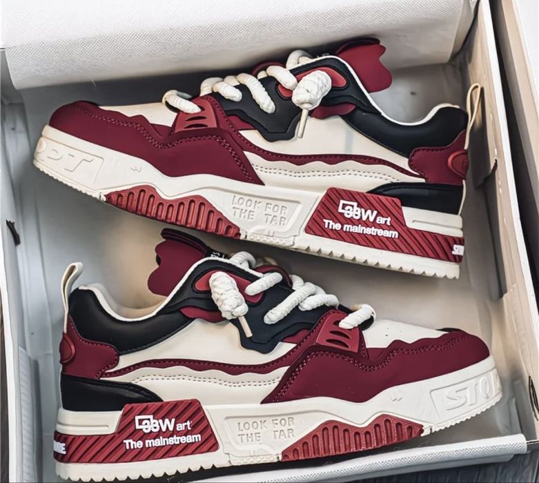 новые стильные кроссовки.