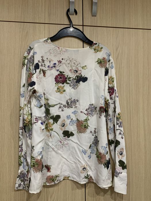 Нежна блуза с флорални мотиви