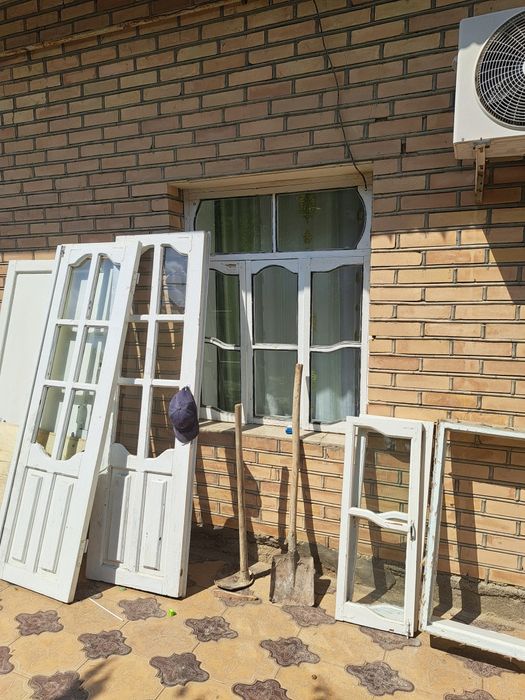 Yog'och deraza va eshiklar sotiladi