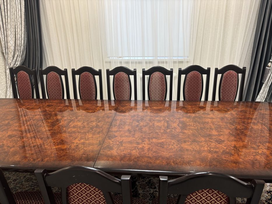 Стол для гостей в комплаекте 12 стульев