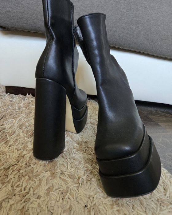 Боти с дебел ток