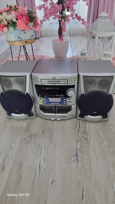 Vând combina muzicală JVG