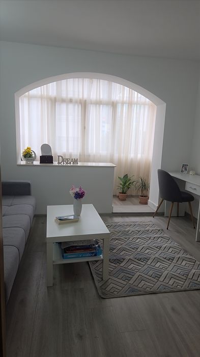 Vand apartament 2 camere central,Unirii,decomandat,etaj 1,renovat  recent, langa scoala Alexandru Stefulescu . Pret  83000 negociabil,  0767716515.