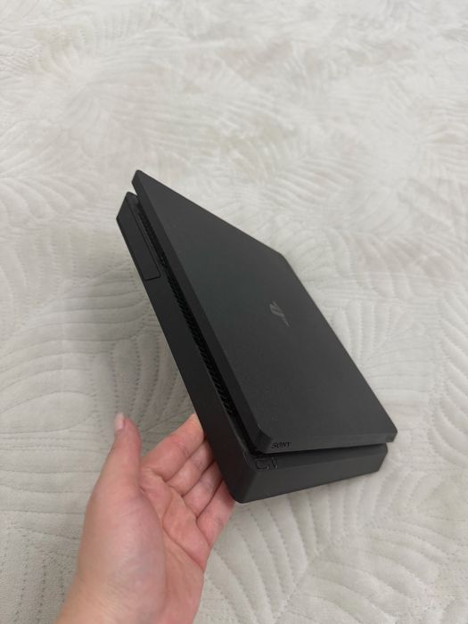 Игровая приставка PlayStation 4