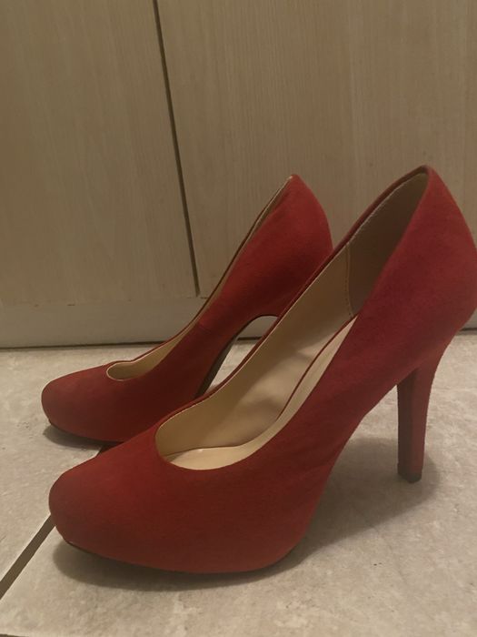 Червени обувки на ток