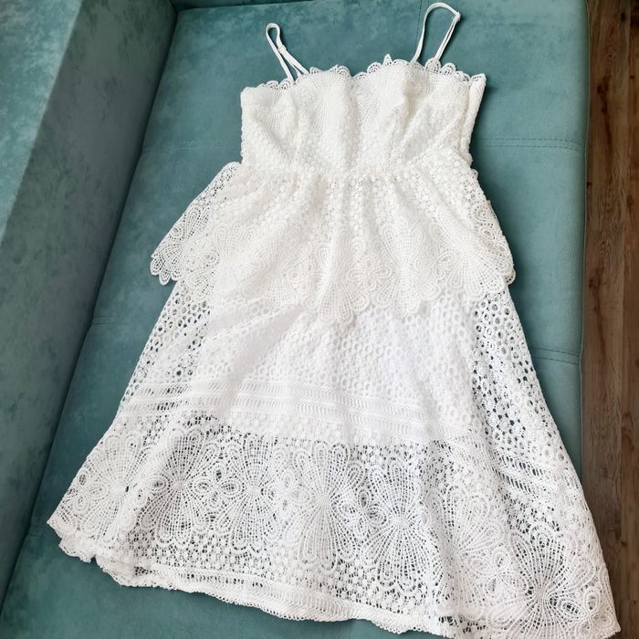 Бяла дантелена рокля