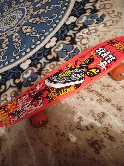 Скейт красного цвета