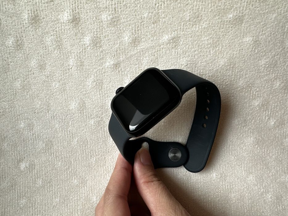 Смарт-часы Apple Watch SE 40 мм черный