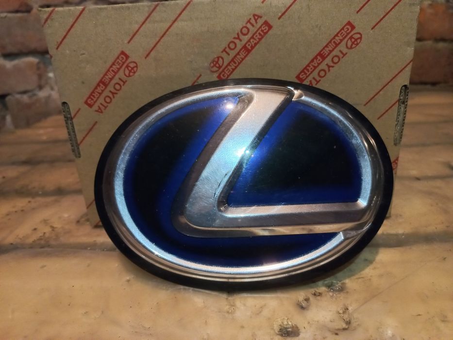 Емблеми за различни модели Тойота и Лексус