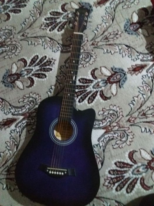 Gitara sotiladi holati yaxshi