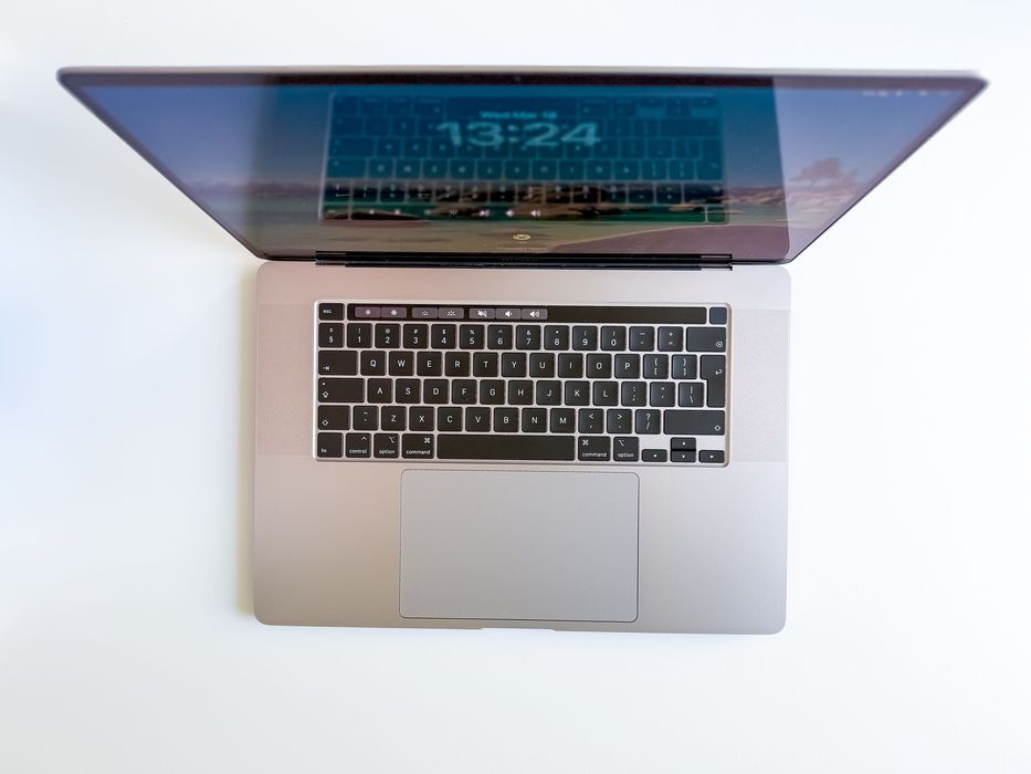  MacBook Pro 16" , 2019 2.4 GHz 8 - Core i9 64GB RAM 512GB SSD + Radeon 4GB