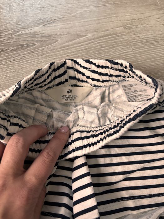 Lot pantaloni scurti h&m 3-4 ani