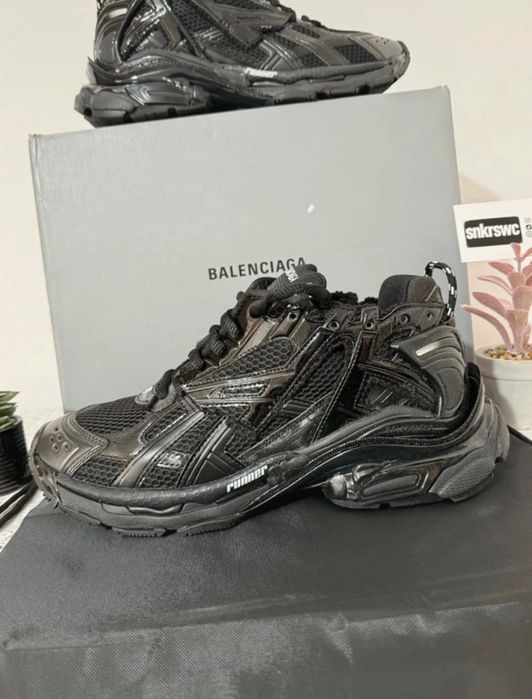 balenciaga runner black