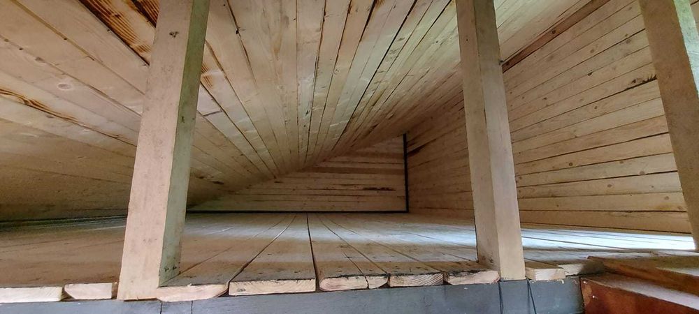 Продава се екологичен проект от 12 710 кв. м. с две нови дървени къщи.