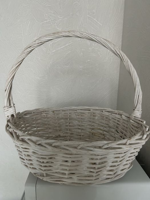 Плететеные корзины белые и коричневые