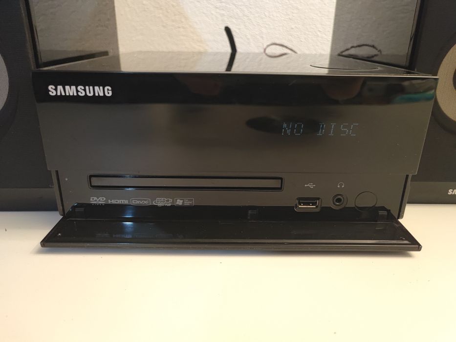 Sistem audio Samsung MM DG 35 cu radio citeste USB CD DVD MP3 JPEG