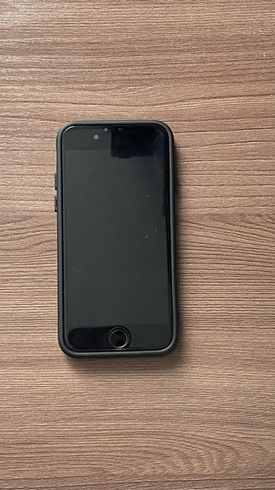 Айфон 7 емкост 76 памят 128 есть царапина а так идалное