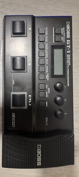 Boss gt-1 va Fender gitara sotiladi