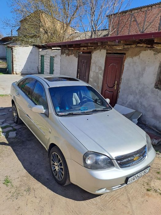 Lasetti avtomat 1.8 sotiladi